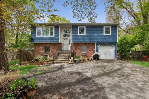 64 Giant Oak Road Ridge NY 11961