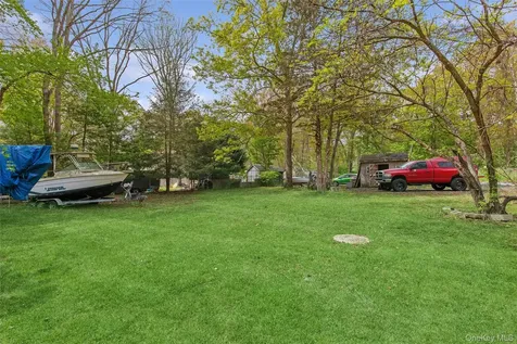 64 Giant Oak Road Ridge NY 11961
