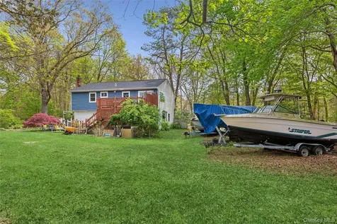 64 Giant Oak Road Ridge NY 11961