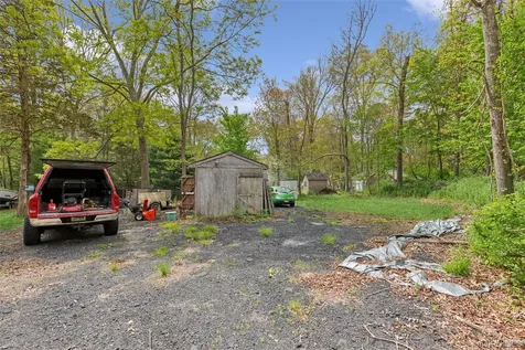 64 Giant Oak Road Ridge NY 11961