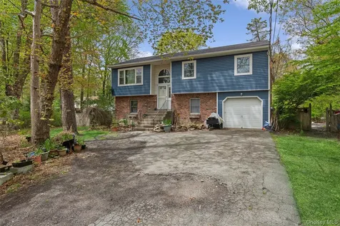64 Giant Oak Road Ridge NY 11961