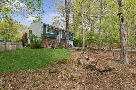 64 Giant Oak Road Ridge NY 11961