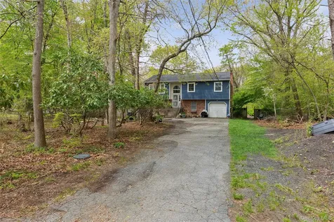 64 Giant Oak Road Ridge NY 11961