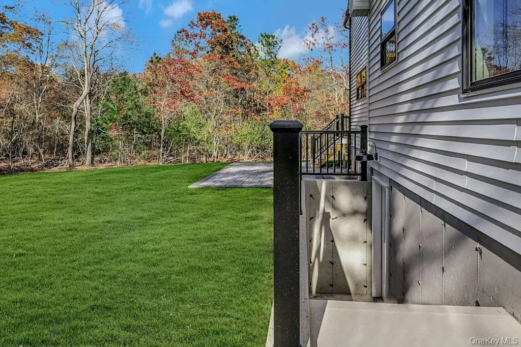 20 Bunker Lane Middle Island NY 11953