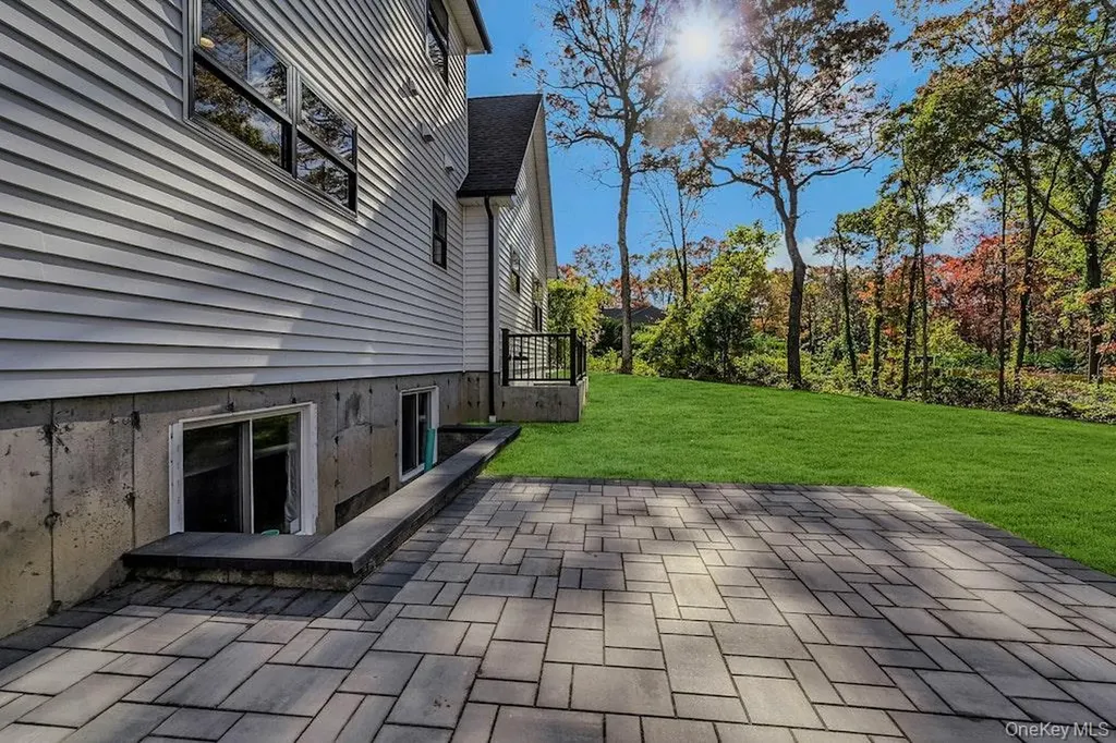 20 Bunker Lane Middle Island NY 11953