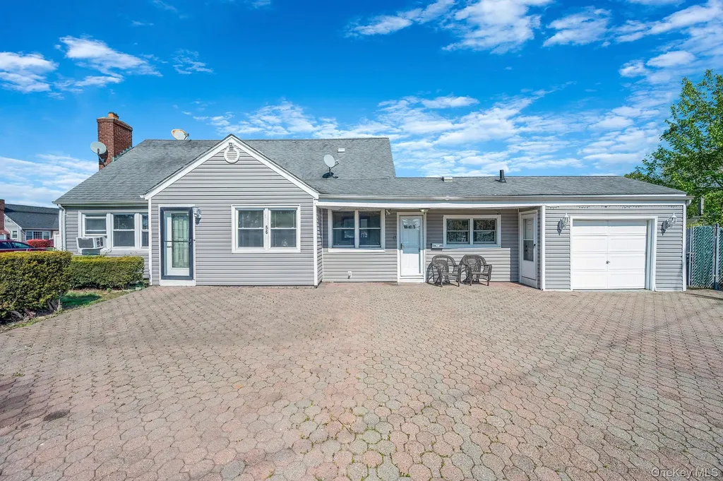 56 Pickwick Lane North Babylon NY 11703