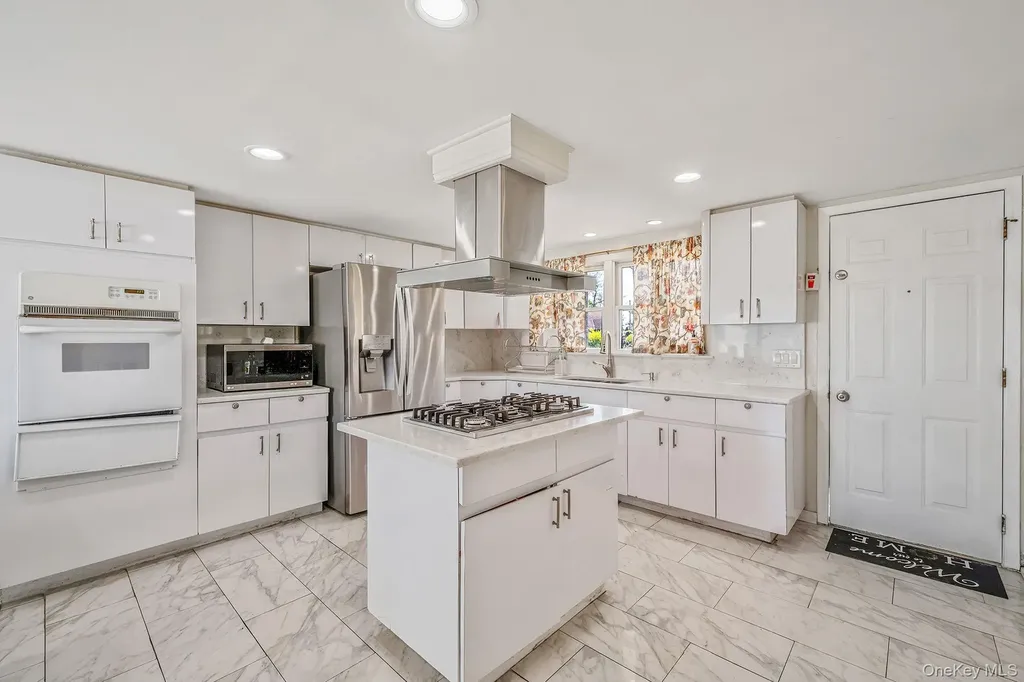 56 Pickwick Lane North Babylon NY 11703