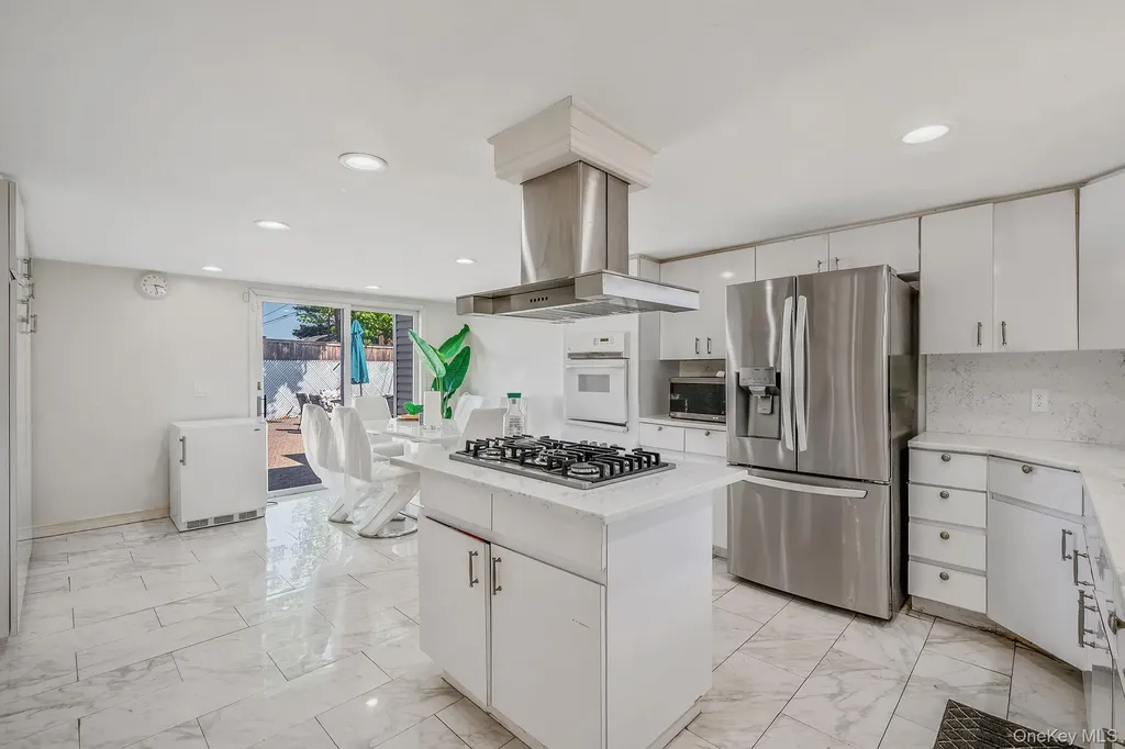 56 Pickwick Lane North Babylon NY 11703