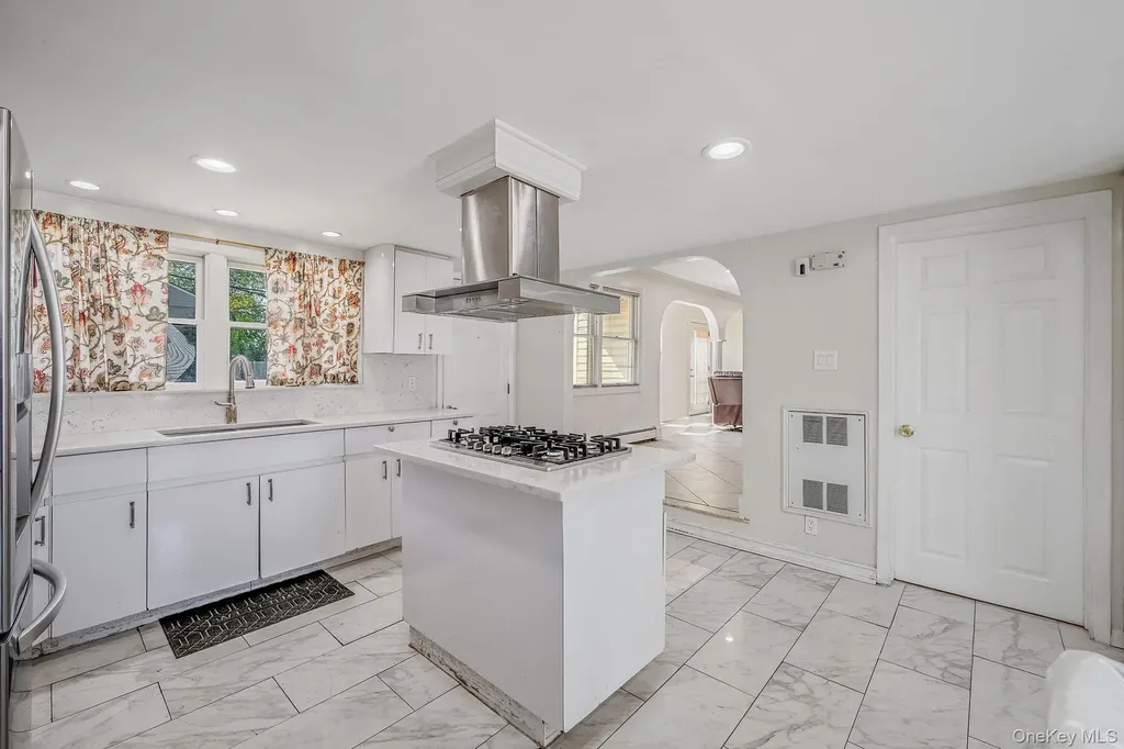 56 Pickwick Lane North Babylon NY 11703
