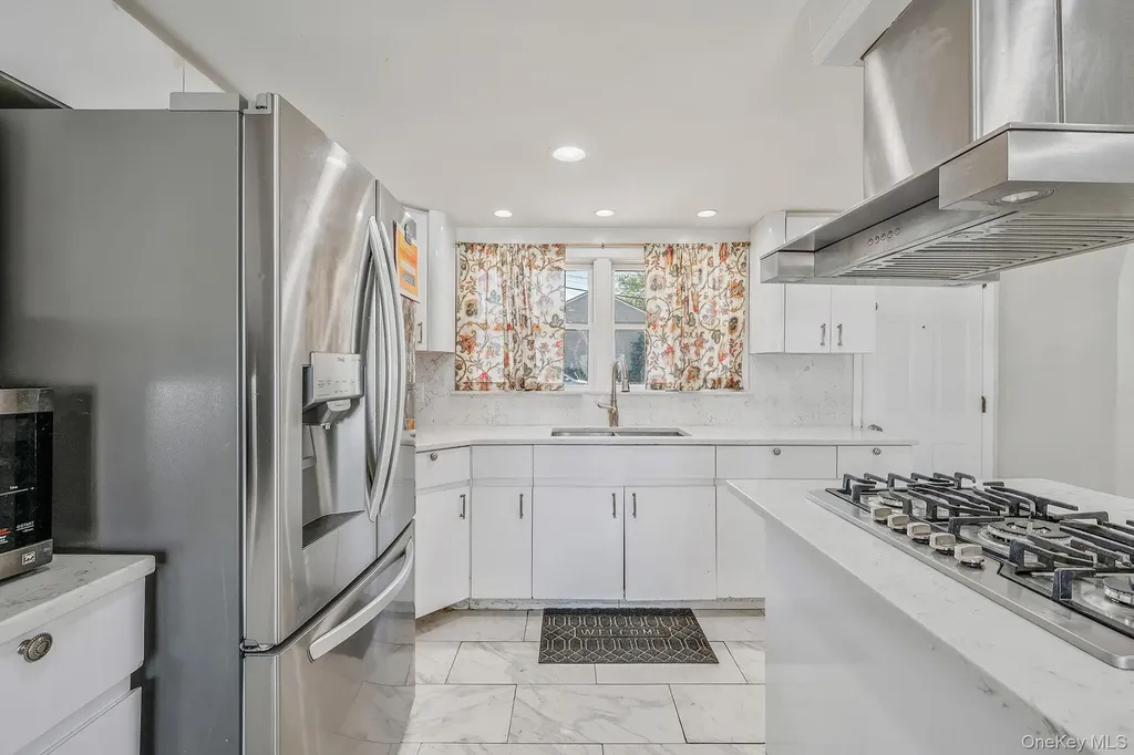 56 Pickwick Lane North Babylon NY 11703