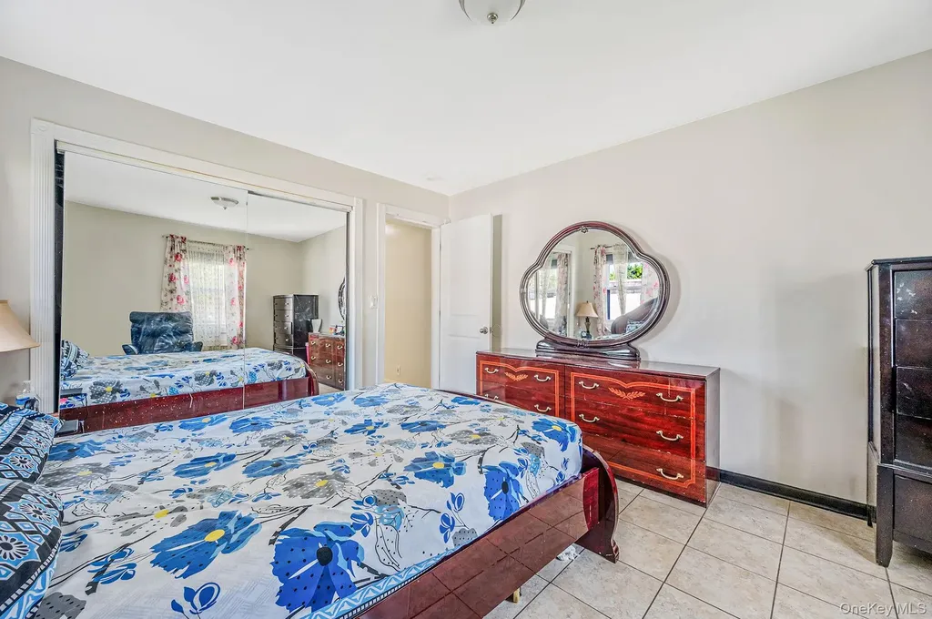 56 Pickwick Lane North Babylon NY 11703