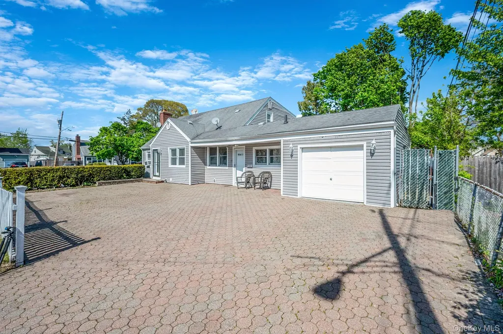 56 Pickwick Lane North Babylon NY 11703