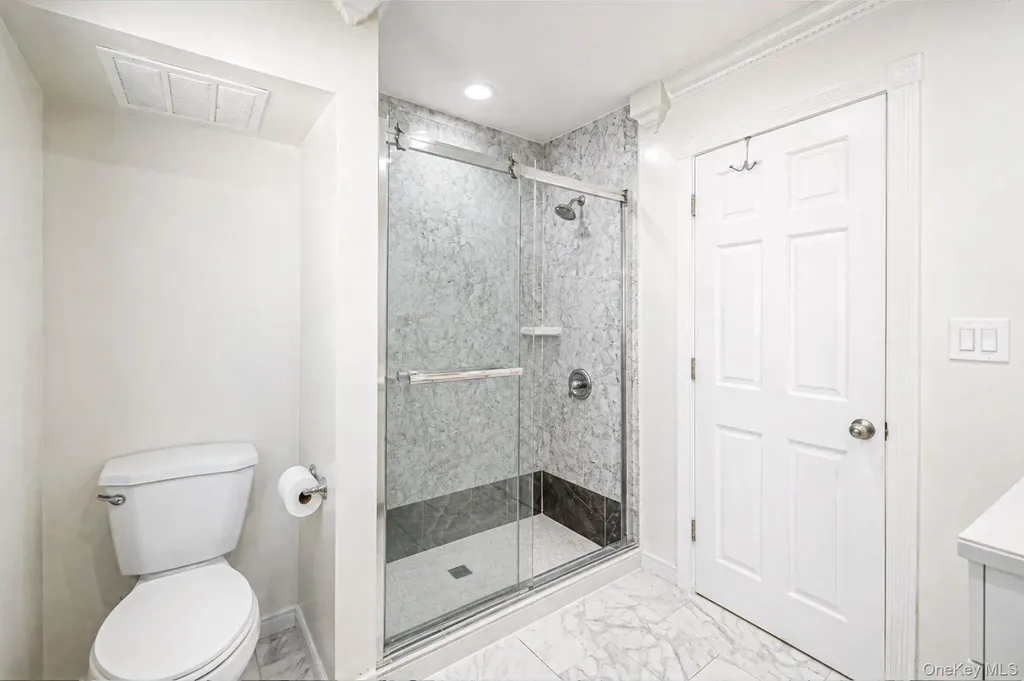 56 Pickwick Lane North Babylon NY 11703
