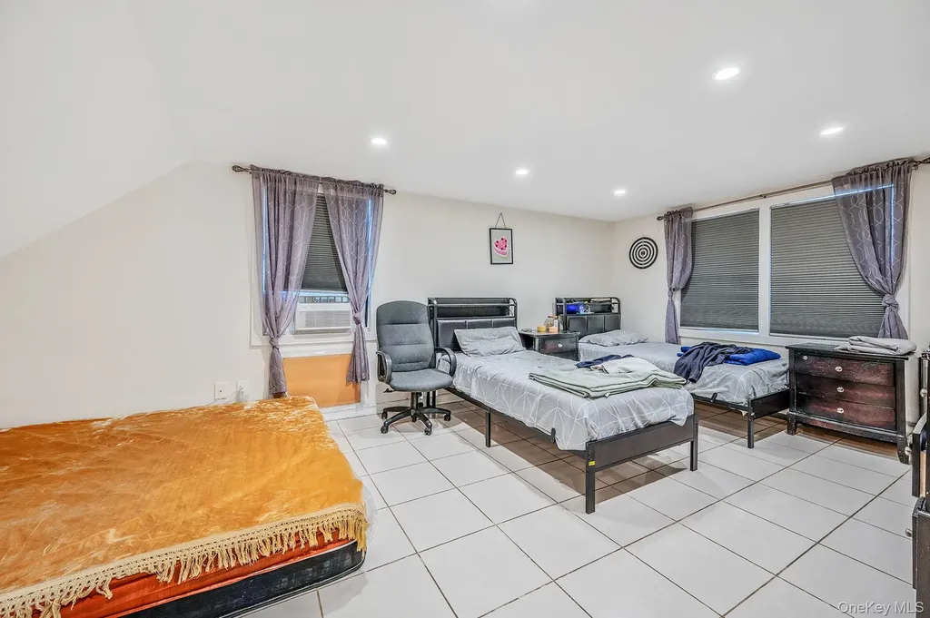 56 Pickwick Lane North Babylon NY 11703