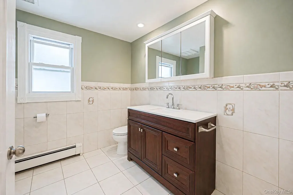 56 Pickwick Lane North Babylon NY 11703