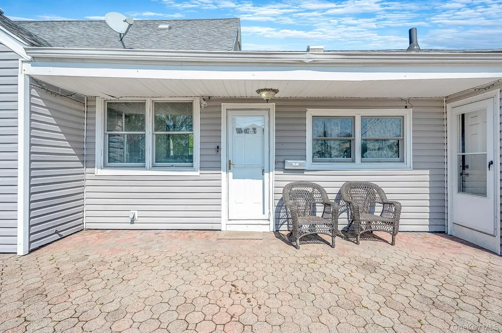 56 Pickwick Lane North Babylon NY 11703