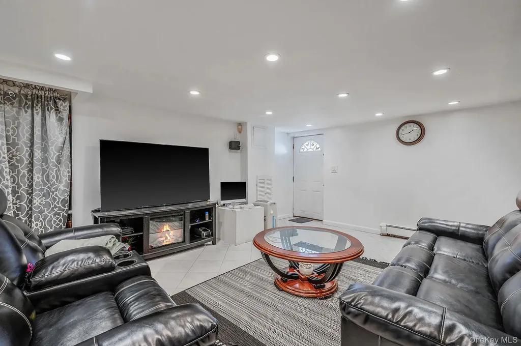 56 Pickwick Lane North Babylon NY 11703