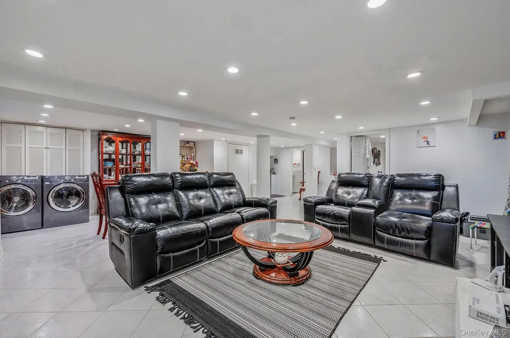 56 Pickwick Lane North Babylon NY 11703