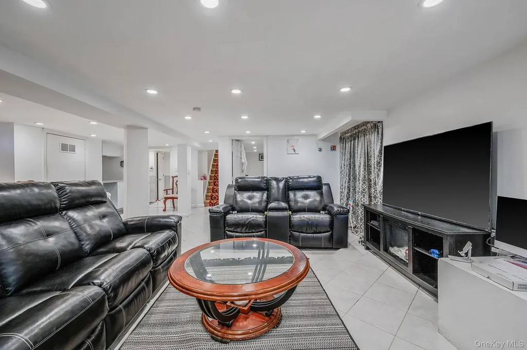 56 Pickwick Lane North Babylon NY 11703
