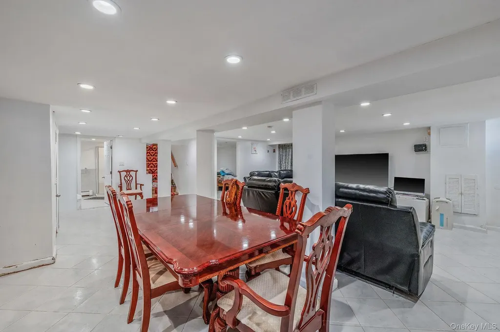 56 Pickwick Lane North Babylon NY 11703