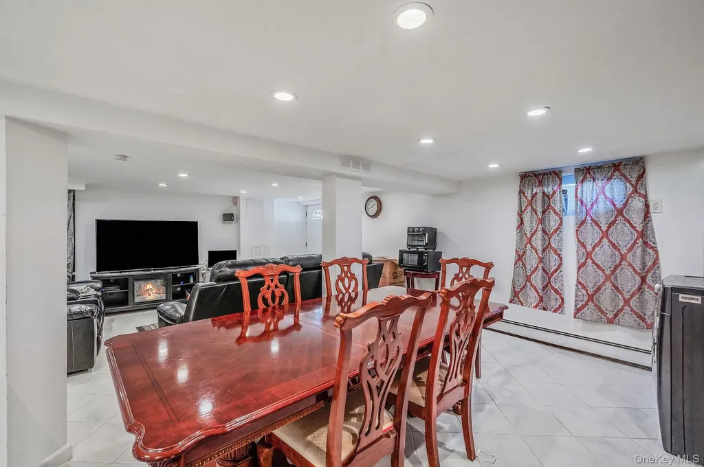 56 Pickwick Lane North Babylon NY 11703
