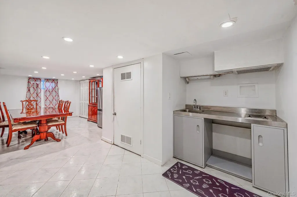 56 Pickwick Lane North Babylon NY 11703