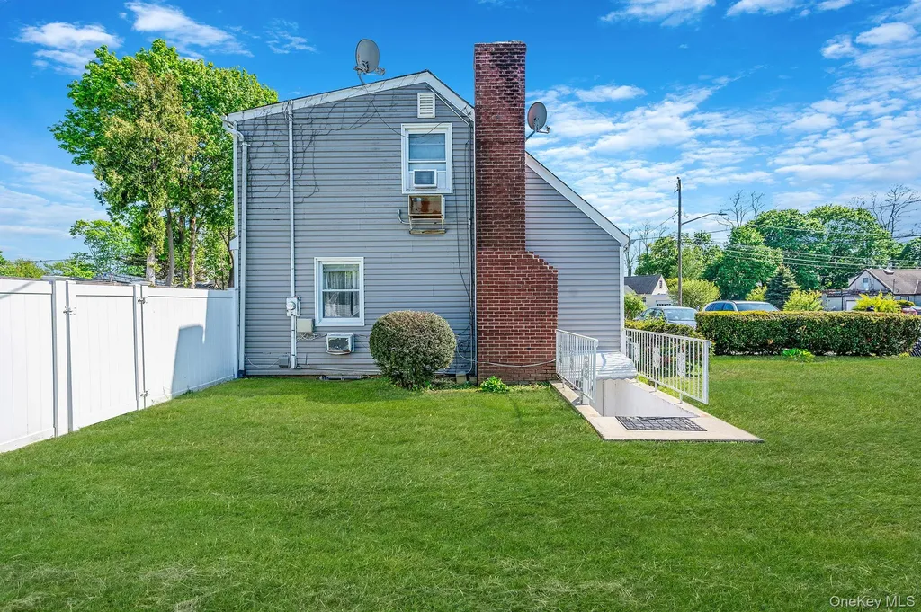 56 Pickwick Lane North Babylon NY 11703