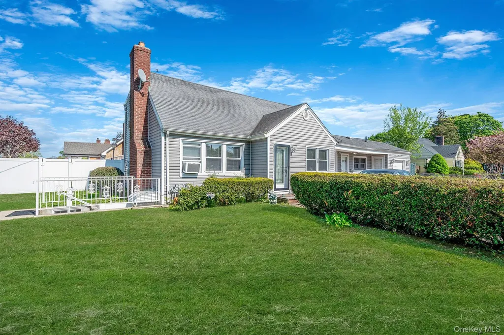 56 Pickwick Lane North Babylon NY 11703