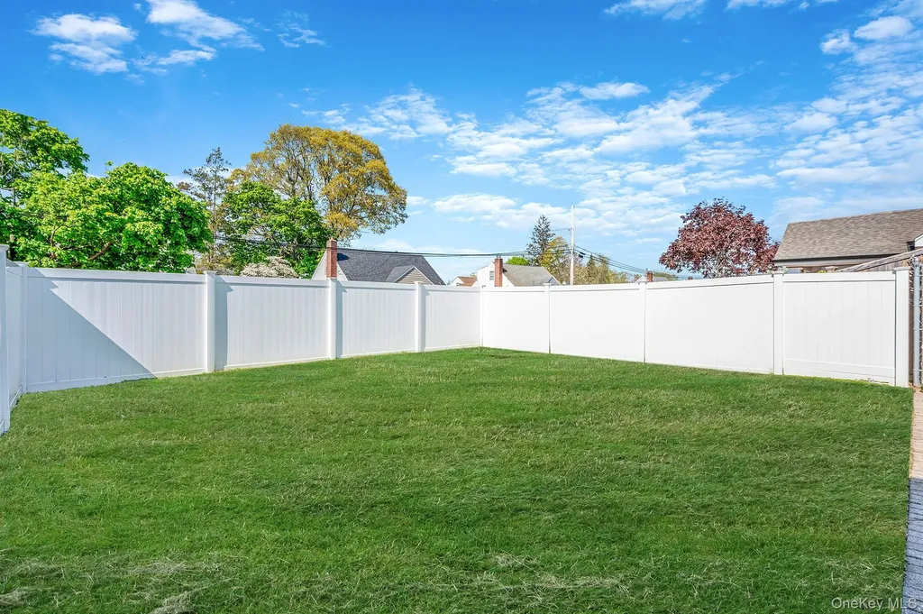 56 Pickwick Lane North Babylon NY 11703