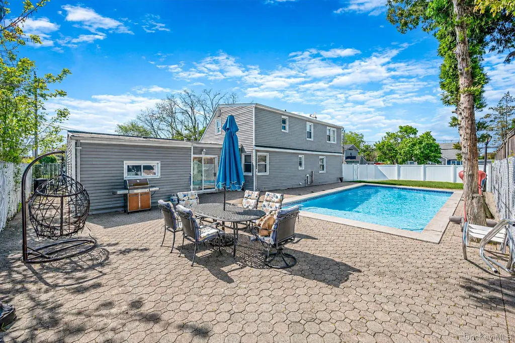 56 Pickwick Lane North Babylon NY 11703