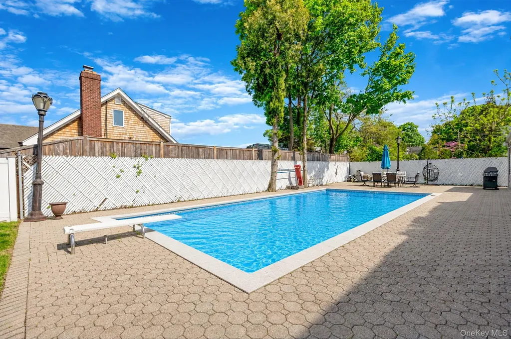 56 Pickwick Lane North Babylon NY 11703