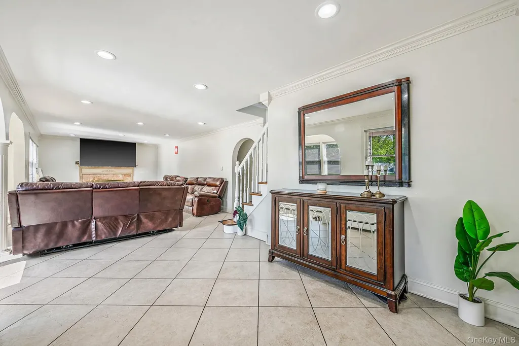 56 Pickwick Lane North Babylon NY 11703
