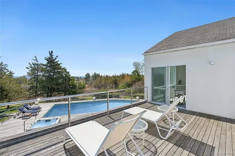 22 Tanners Neck Lane Westhampton NY 11977