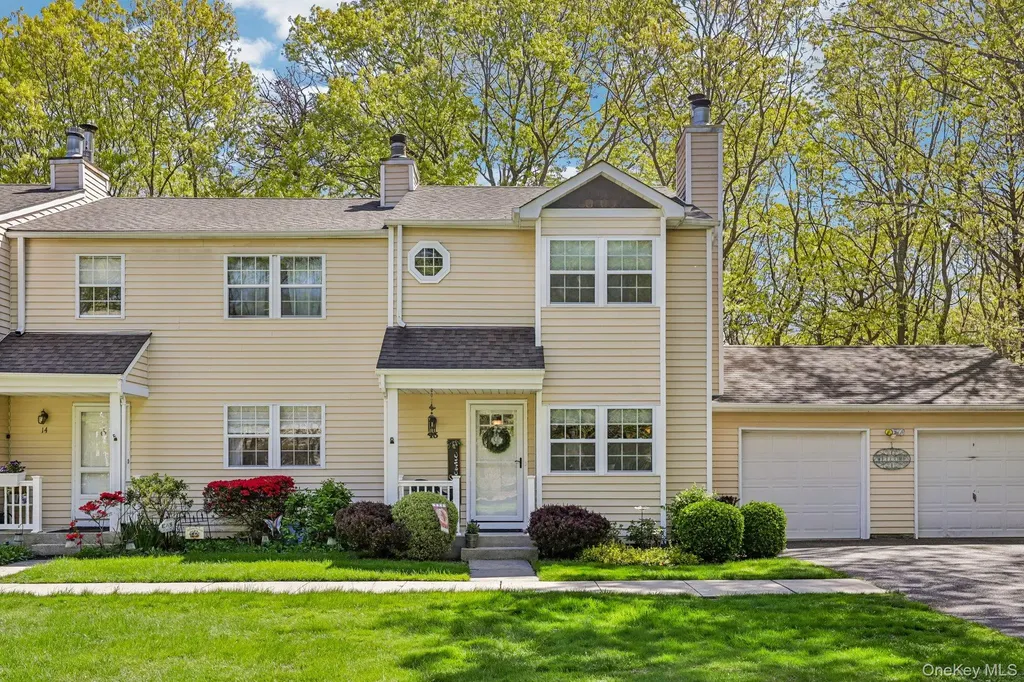 13 Rutledge Commons Yaphank NY 11980