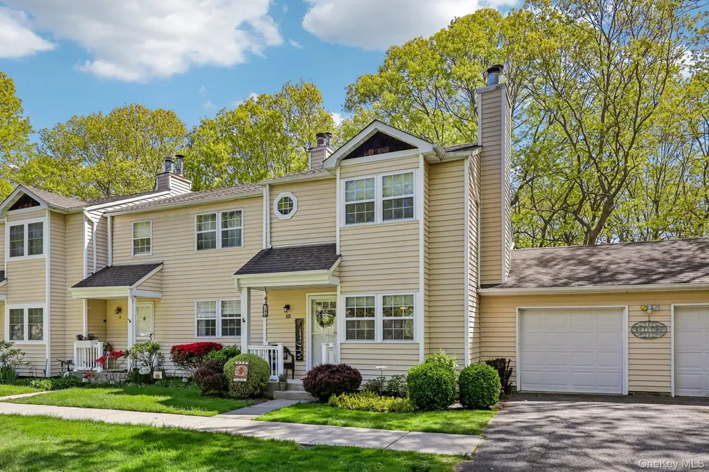13 Rutledge Commons Yaphank NY 11980