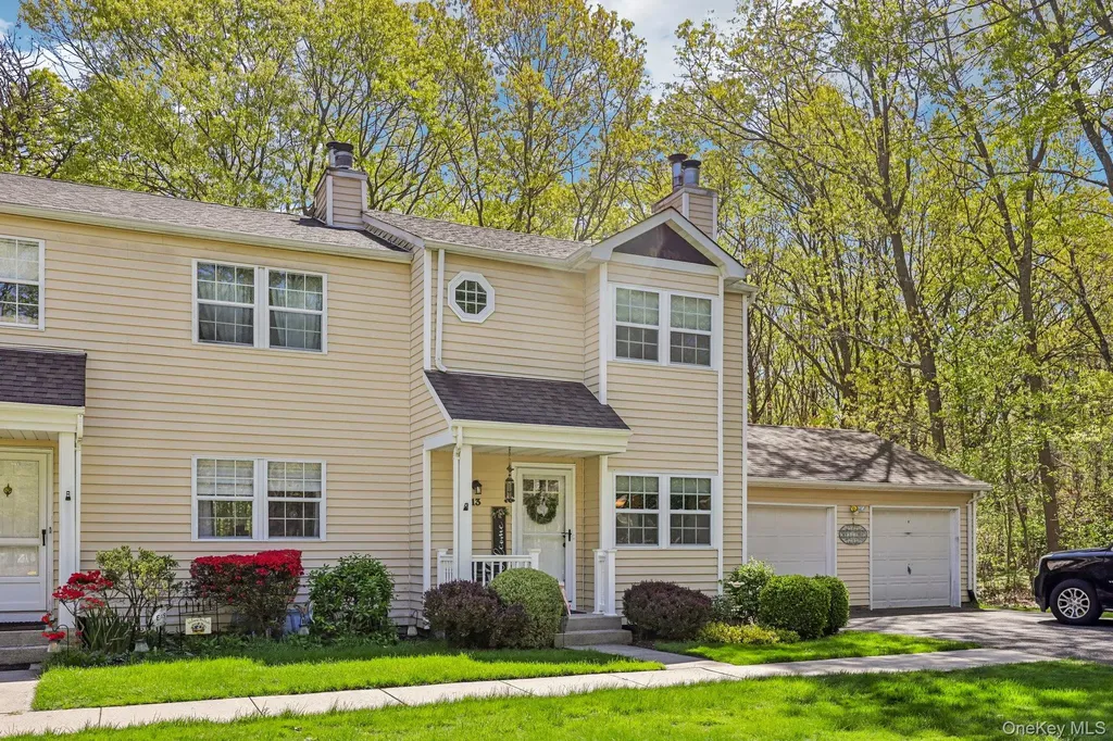 13 Rutledge Commons Yaphank NY 11980