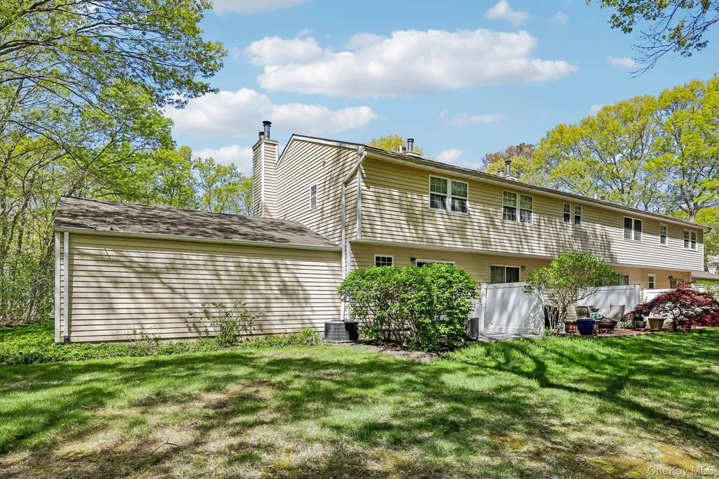 13 Rutledge Commons Yaphank NY 11980