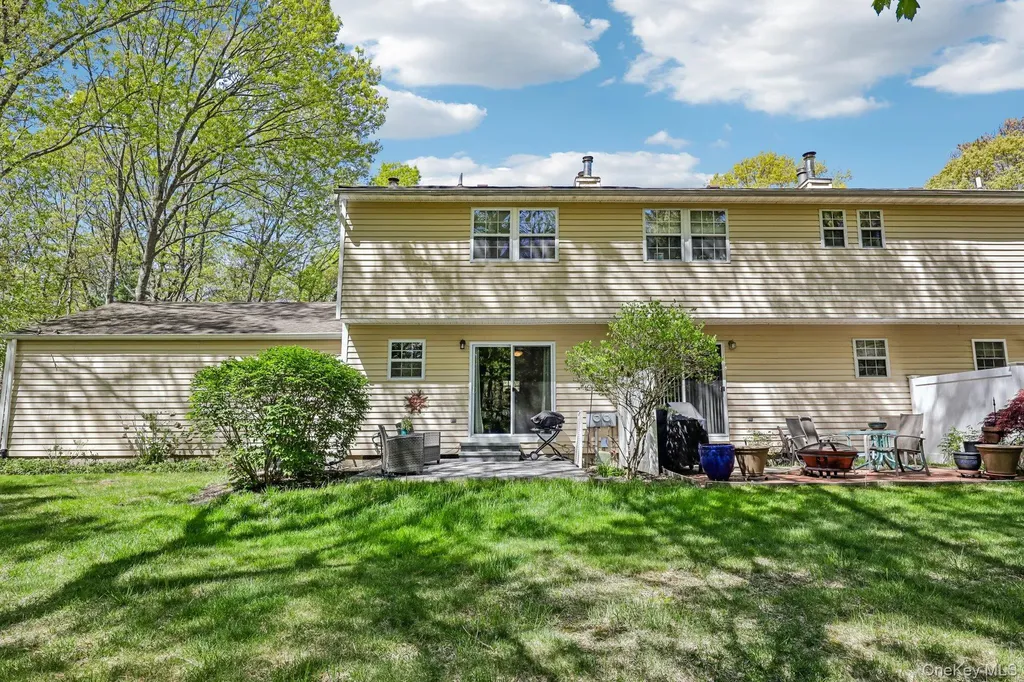 13 Rutledge Commons Yaphank NY 11980