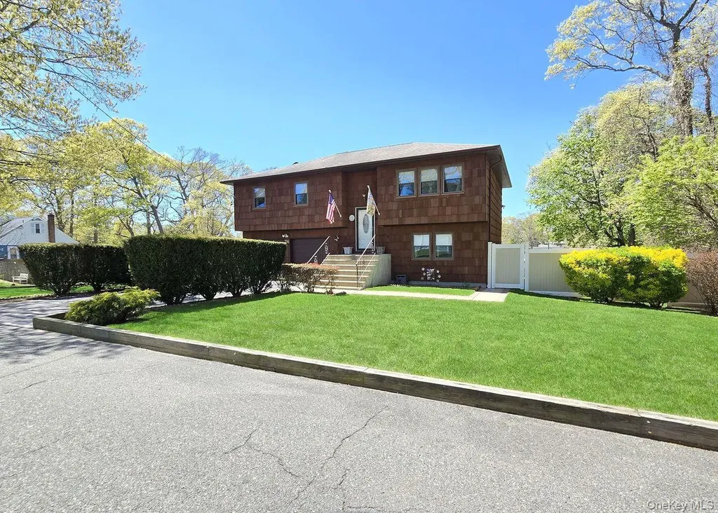 76 Webster Avenue Ronkonkoma NY 11779