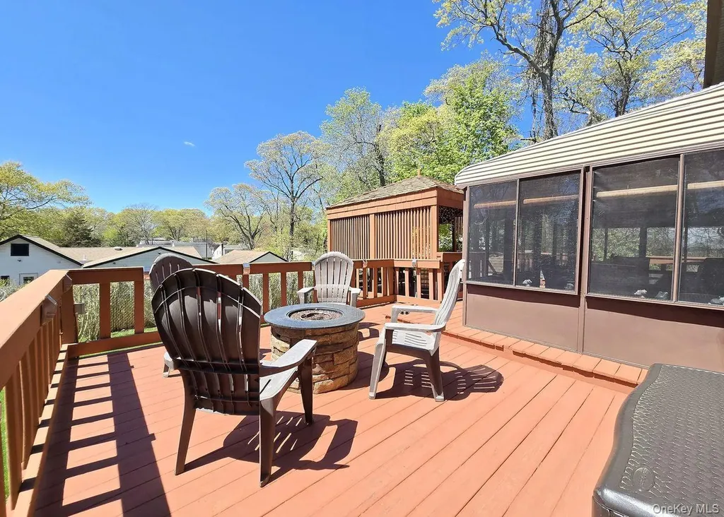 76 Webster Avenue Ronkonkoma NY 11779