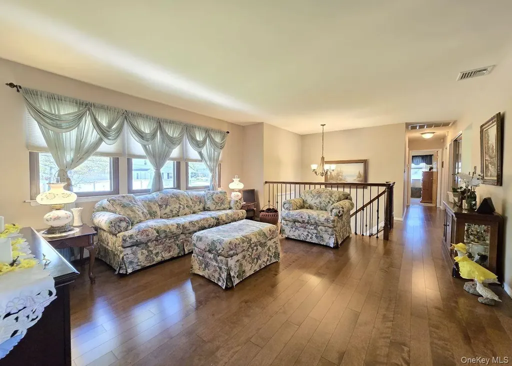 76 Webster Avenue Ronkonkoma NY 11779