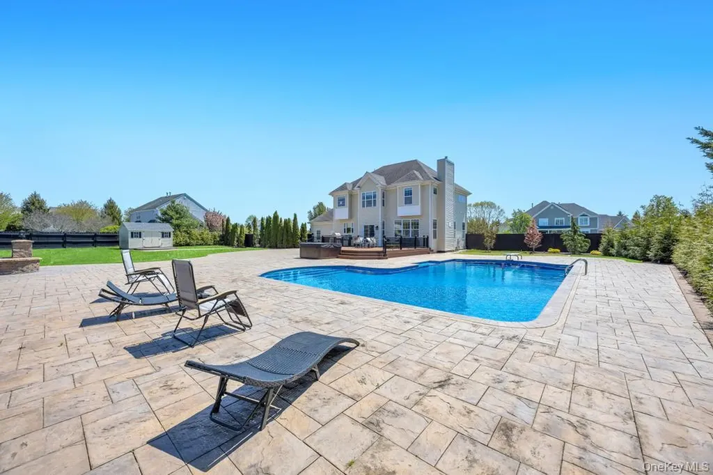 25 Maidstone Lane Wading River NY 11792
