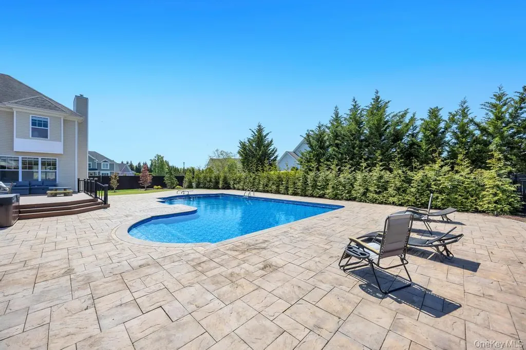25 Maidstone Lane Wading River NY 11792