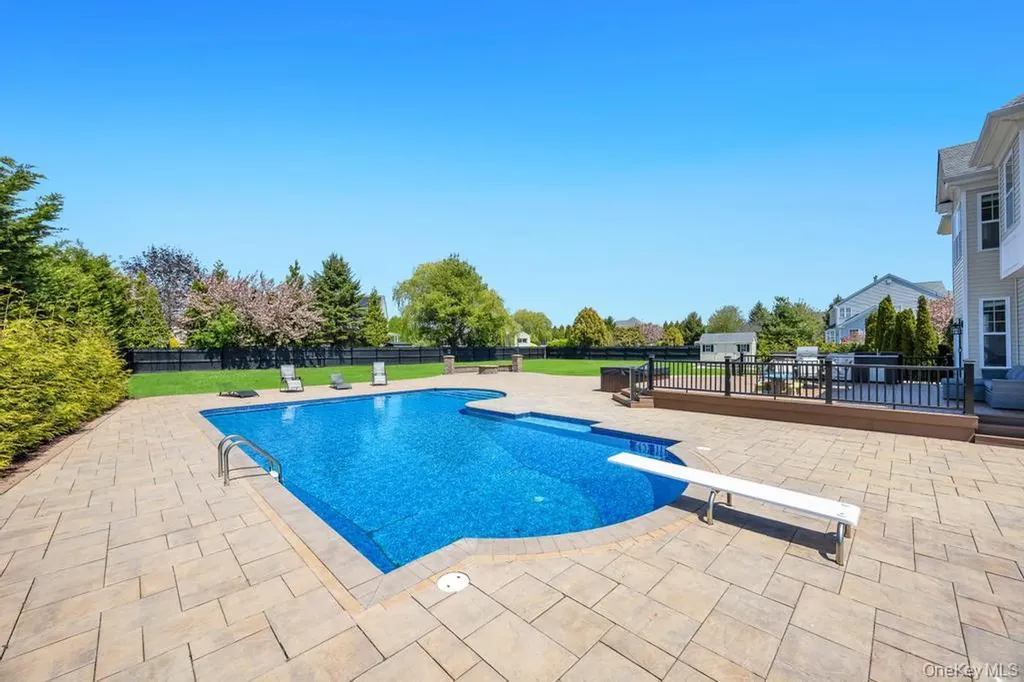 25 Maidstone Lane Wading River NY 11792