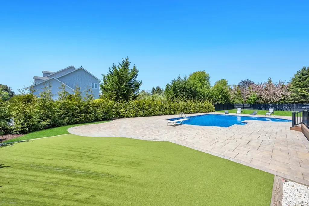 25 Maidstone Lane Wading River NY 11792
