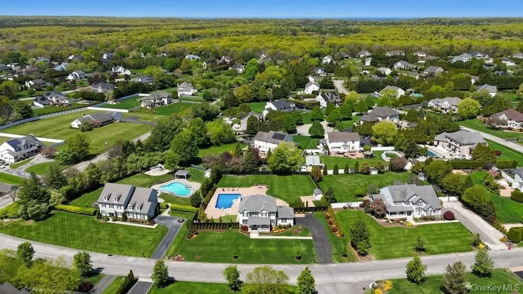 25 Maidstone Lane Wading River NY 11792