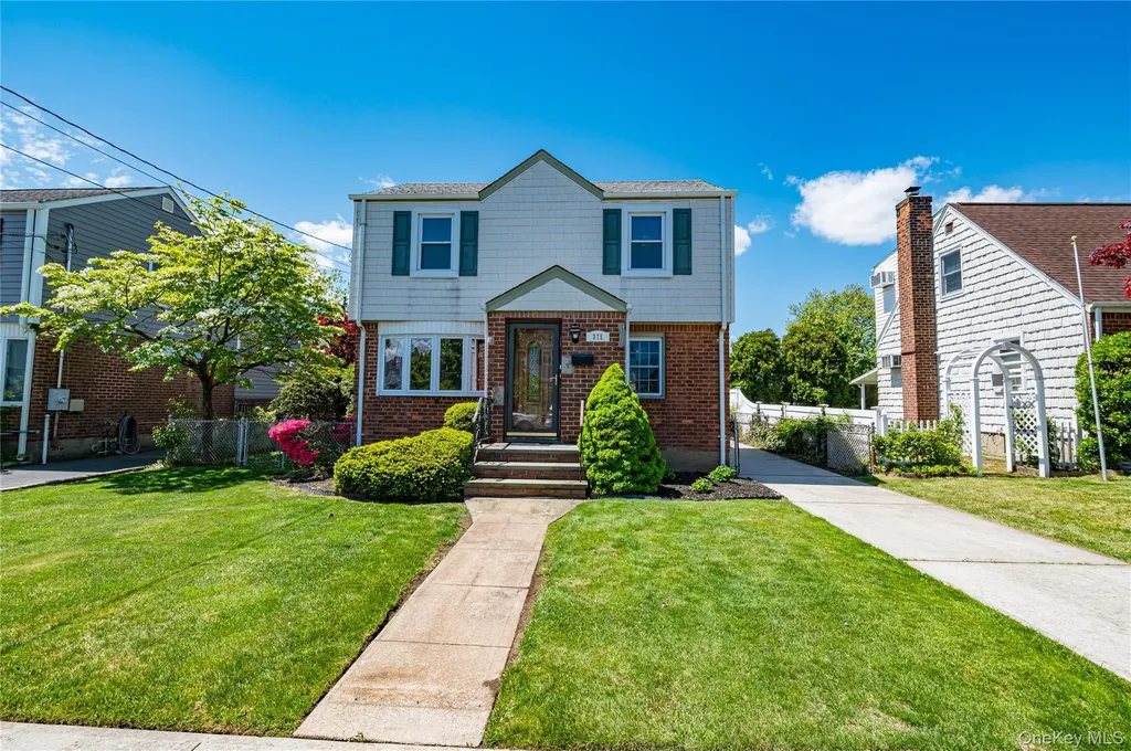 375 Latham Road Mineola NY 11501