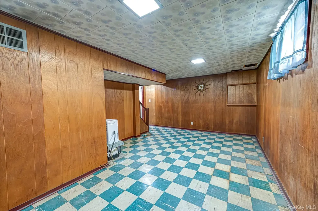 375 Latham Road Mineola NY 11501