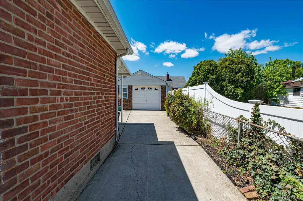 375 Latham Road Mineola NY 11501
