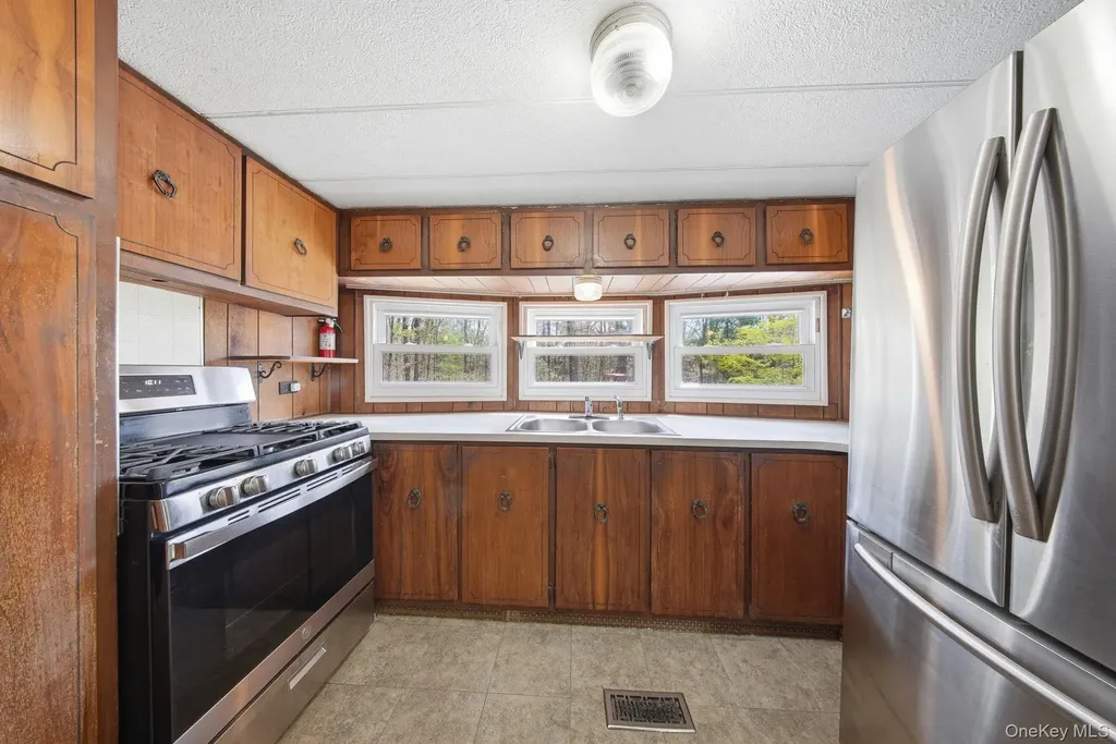 88 W Peenpack Trail Sparrowbush NY 12780